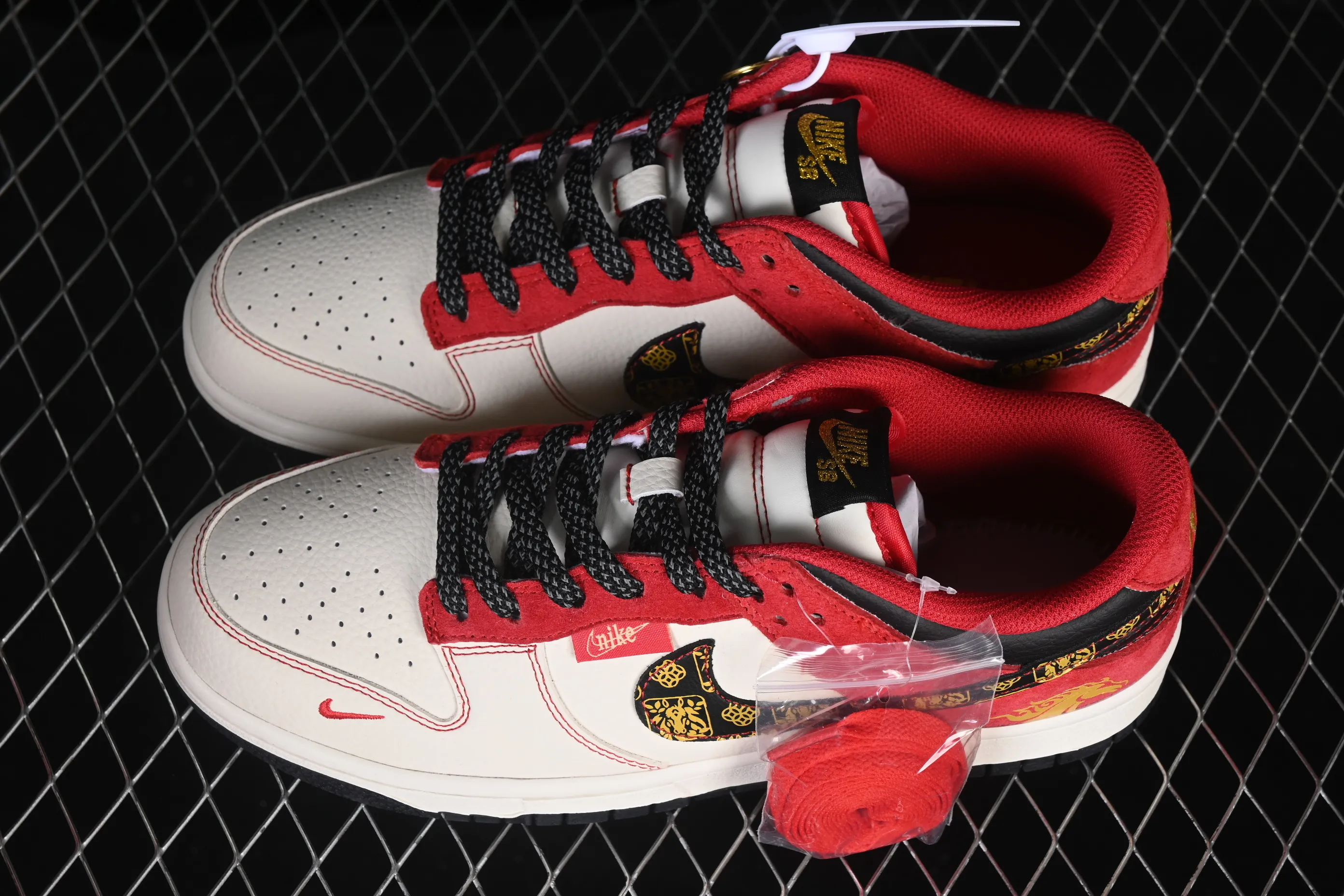 All categories Nk SB Dunk Series Nk SB Dunk Low High-end customized low-top sneakers Nike SB Dunk Low Year of the Horse limited white red gold High-end customized low-top casual sneakers DS6608-024